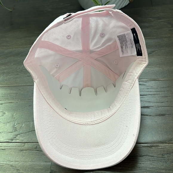 Nike Club Cap Nike Seoosh embroidered logo,velcro back,6 vent panel, summer sun - Picture 7 of 10